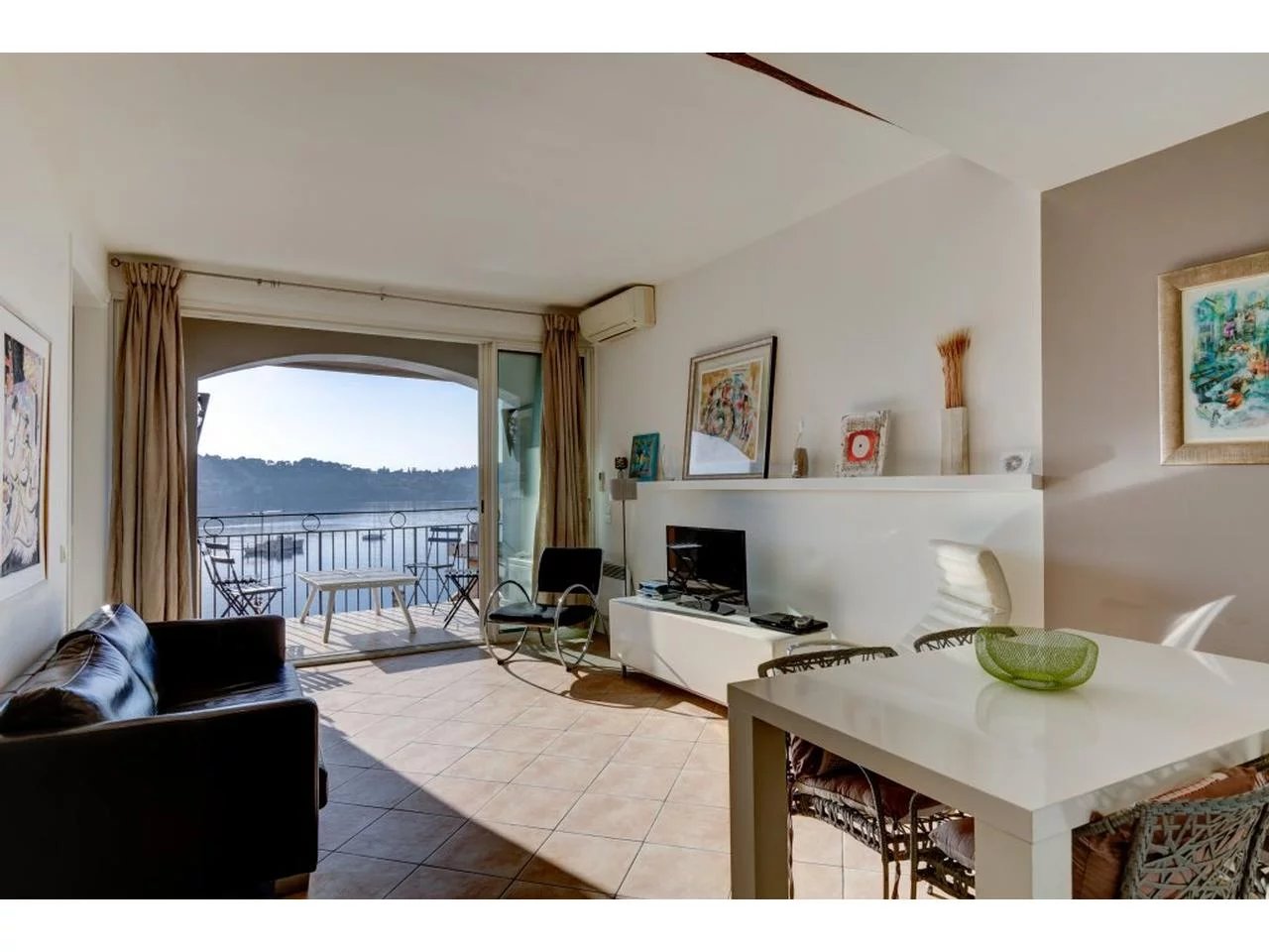 Charming apartment with panoramic views of the bay of Villefranche-sur-mer.