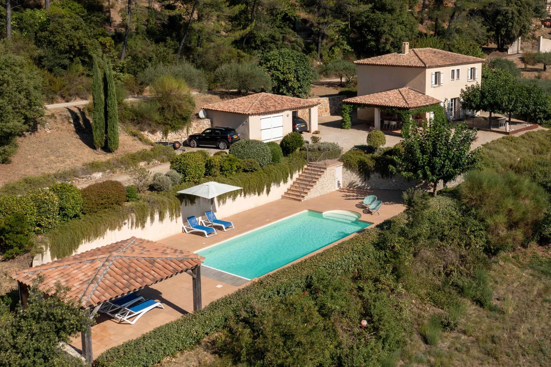 Villa récente avec piscine et vue imprenable, endroit unique