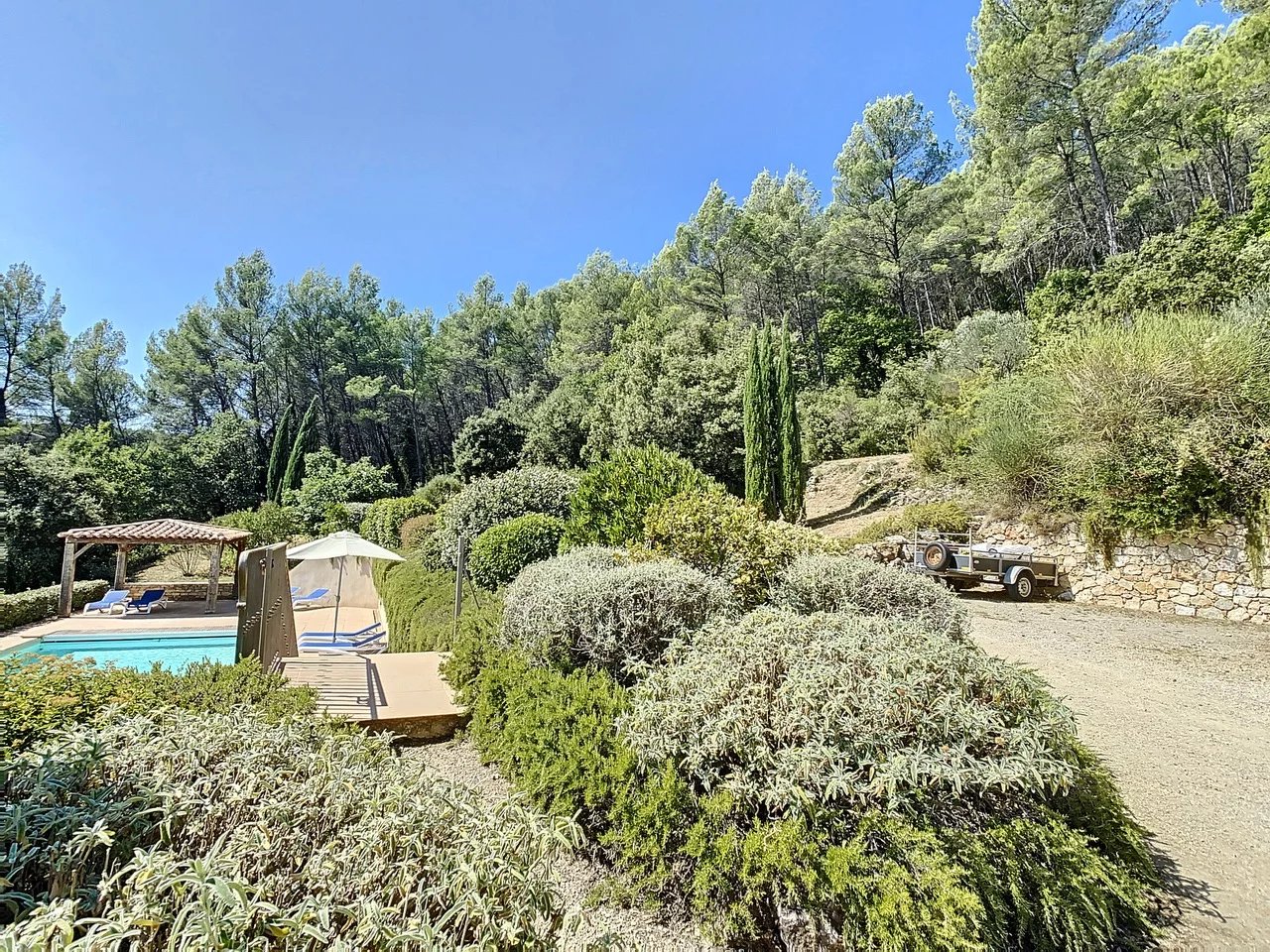 Recente villa met zwembad en uitzicht, unieke locatie