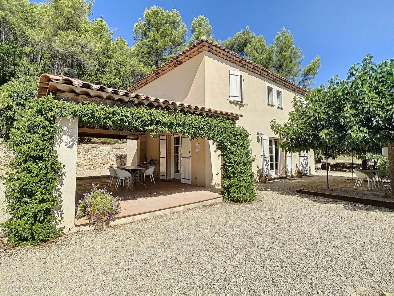 Villa récente avec piscine et vue imprenable, endroit unique