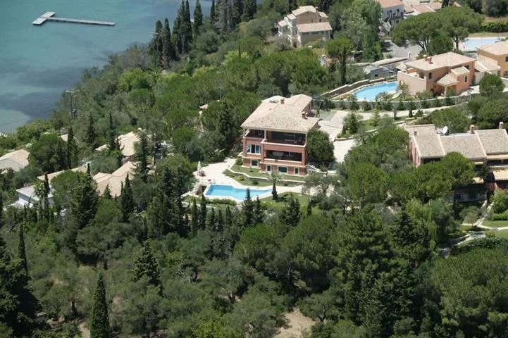 For sale a villa on the fairytale island of Corfu, with an area of 410 sq.m and a land plot of 2.000 sq.m. The plot features a swimming pool of 64 sq.m. The property is divided into 3 levels. The gro
