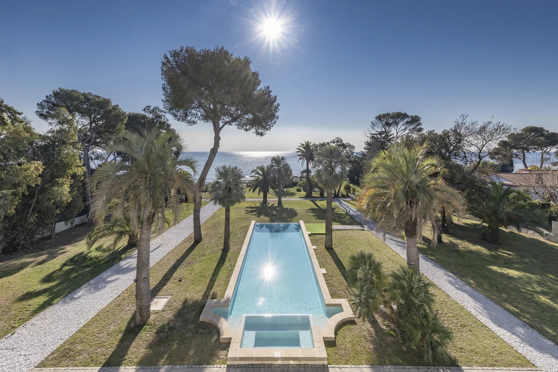 WATERFRONT PROPERTY BETWEEN CANNES AND SAINT TROPEZ