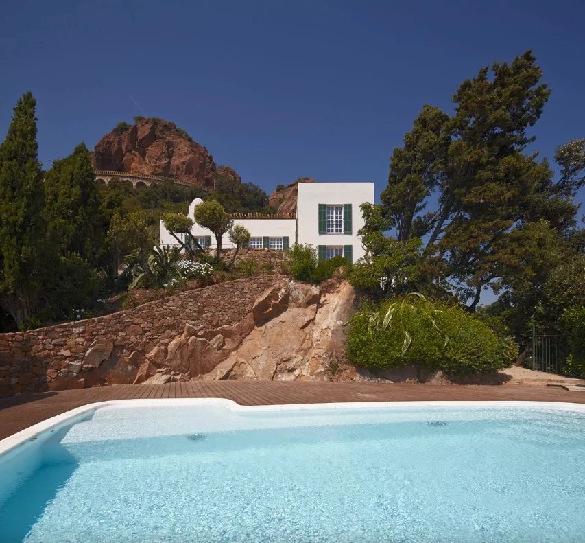 UNIC WATERFRONT PROPERTY CLOSE TO CANNES