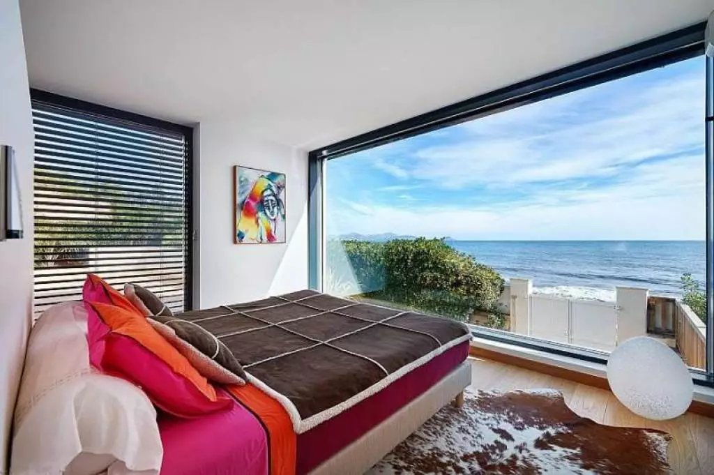 bedroom facing the sea 