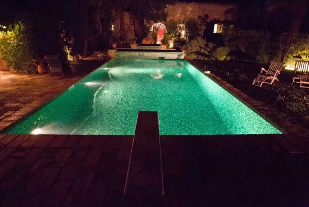 piscine éclairée, la nuit