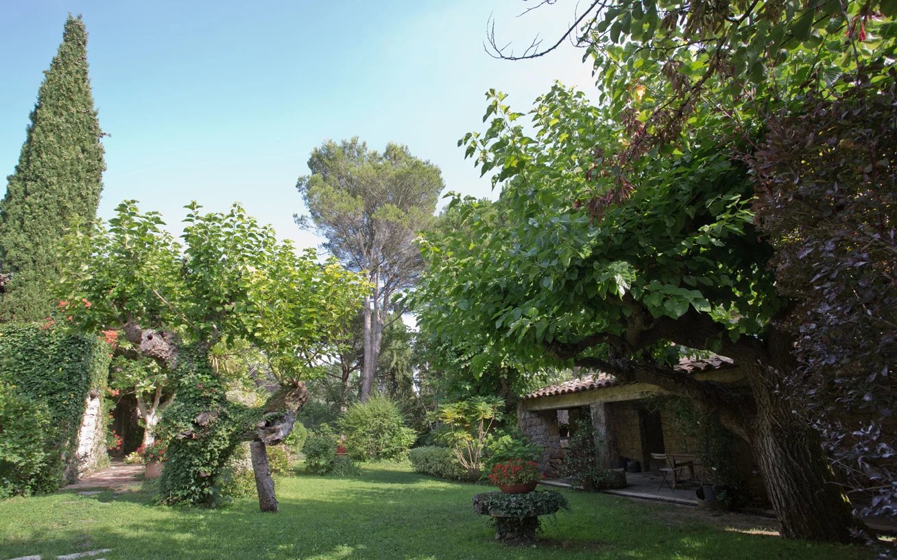 STONE-BUILT PROVENCAL PROPERTY 20MIN FROM THE COAST
