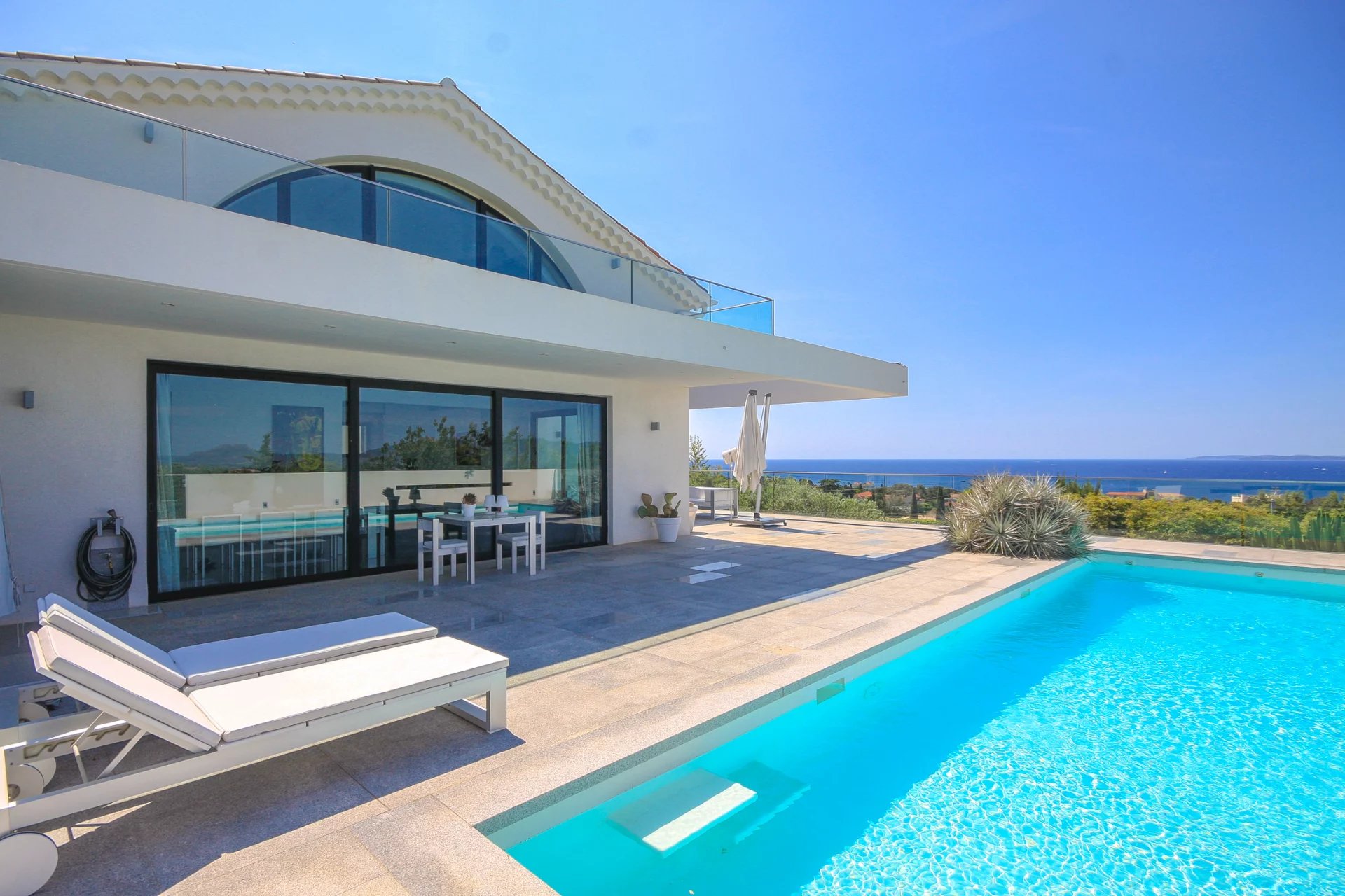 LUXURY CONTEMPORARY HOUSE WITH SEA VIEW IN SAINT RAPHAEL