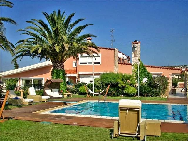 Villa is located in Attica, in Avavissos is renowned for its leading luxury, warm atmosphere and sense of romance which are uniquely combined in an exceptional setting and natural surroundings. This