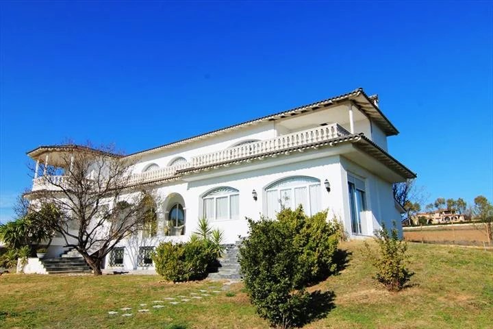 For sale 2-storey villa of 500 sq.meters in the suburbs of Thessaloniki. The ground floor consists of 3 bedrooms, living room, one bathroom. The first floor consists of living room, one kitchen. Vill