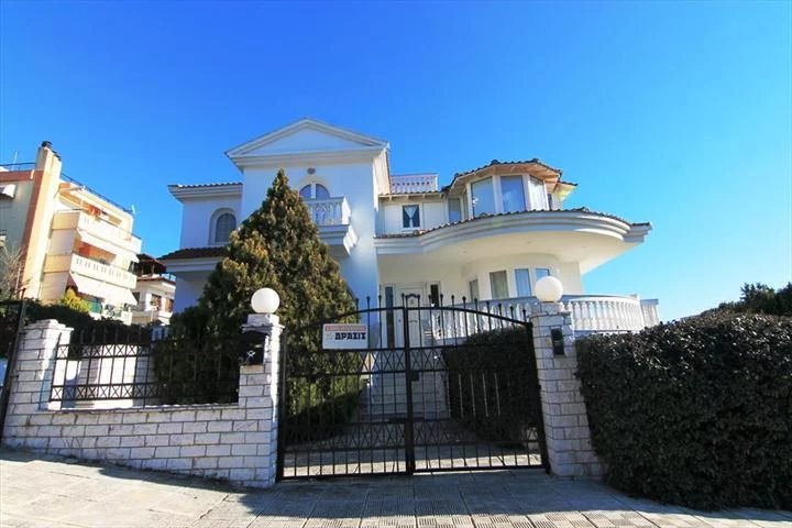 For sale 3-storey villa of 375 sq.meters in Thessaloniki. The ground floor consists of 2 bedrooms, living room with kitchen, one shower WC. The first floor consists of living room, one kitchen, one s