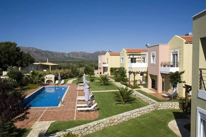 For sale a hotel of 466 sq.m. The hotel consist of 5 houses.The hotel has a adjacent land of 2.500 sq.m, with landscaped area, garden and a communal pool. 3 detached houses : 1) 88 sq.meters , 2) 101