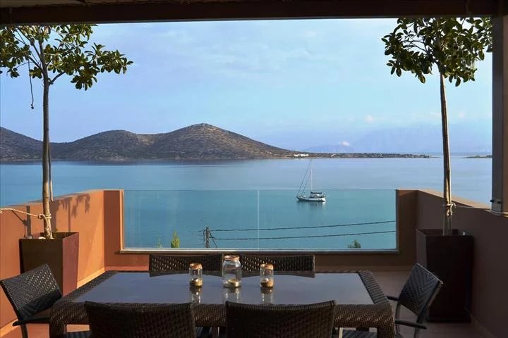 For sale three-storey villa with area of ??260 sq.m on the island of Crete, in Elounda. It has a magnificent view of the sea, the mountains, the city, the forest also has furniture, armored doors, so