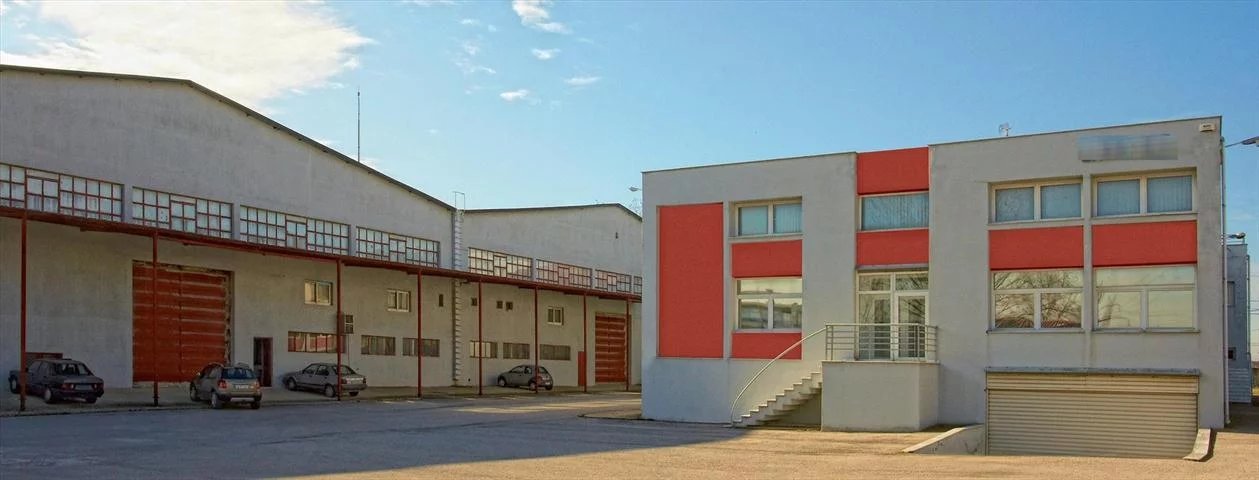 Available for sale Building of 13900 sq.m. on a plot 49 237 sq.m. in suburbs of Thessaloniki. The building consists of a warehouse 12300 sq.m. with a height of 10 meters, warehouse offices 265 sq.m.,