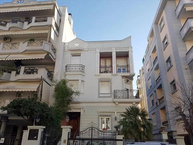 For sale 4-storey villa of 450 sq.meters in Thessaloniki. The semi-basement consists of one bedroom, one shower WC, one storeroom. The ground floor consists of living room with kitchen, one WC. The f