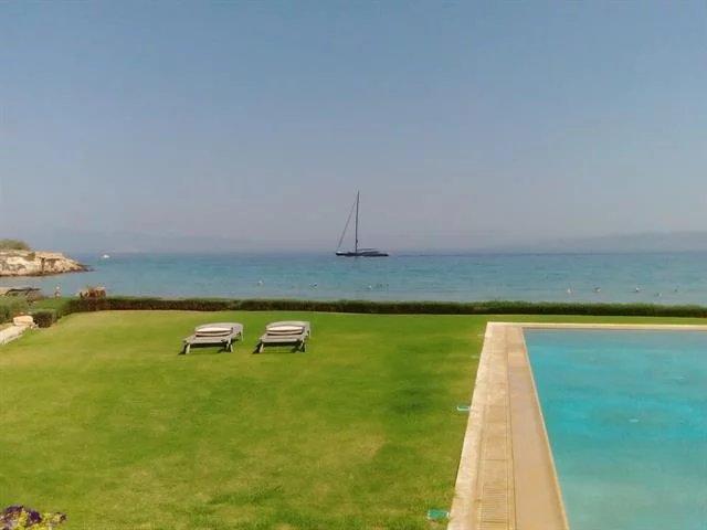 Amazing villa for sale in Aigina island with pool, 3 minutes fron the port, 270sq.m, on a plot of 720sq.m, 2 stages, 5 bedrooms( 2 master), 4 bathrooms and 2 WC. Swimming pool of 100 sq.m. with seawa
