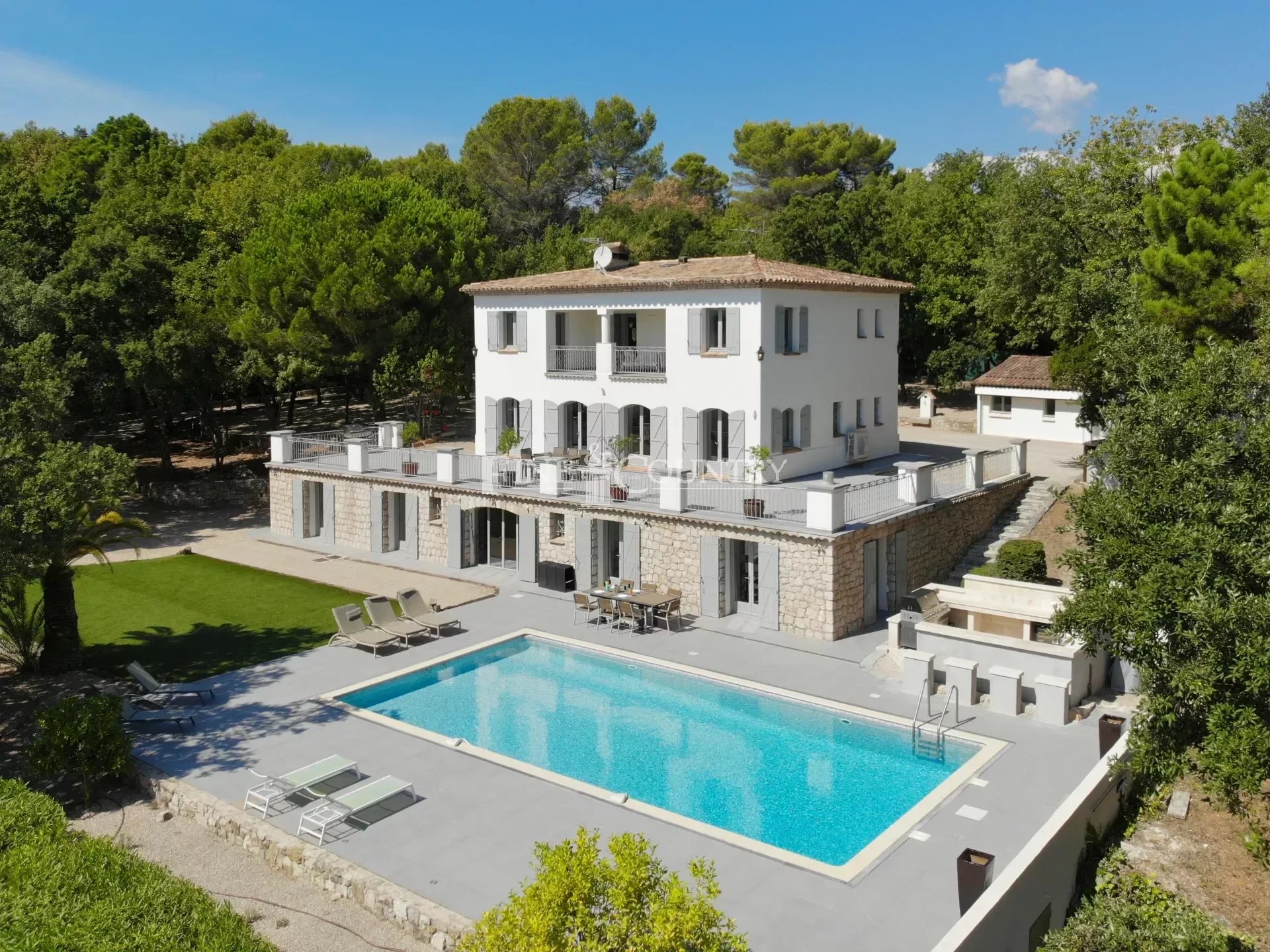 Villa for sale in Valbonne