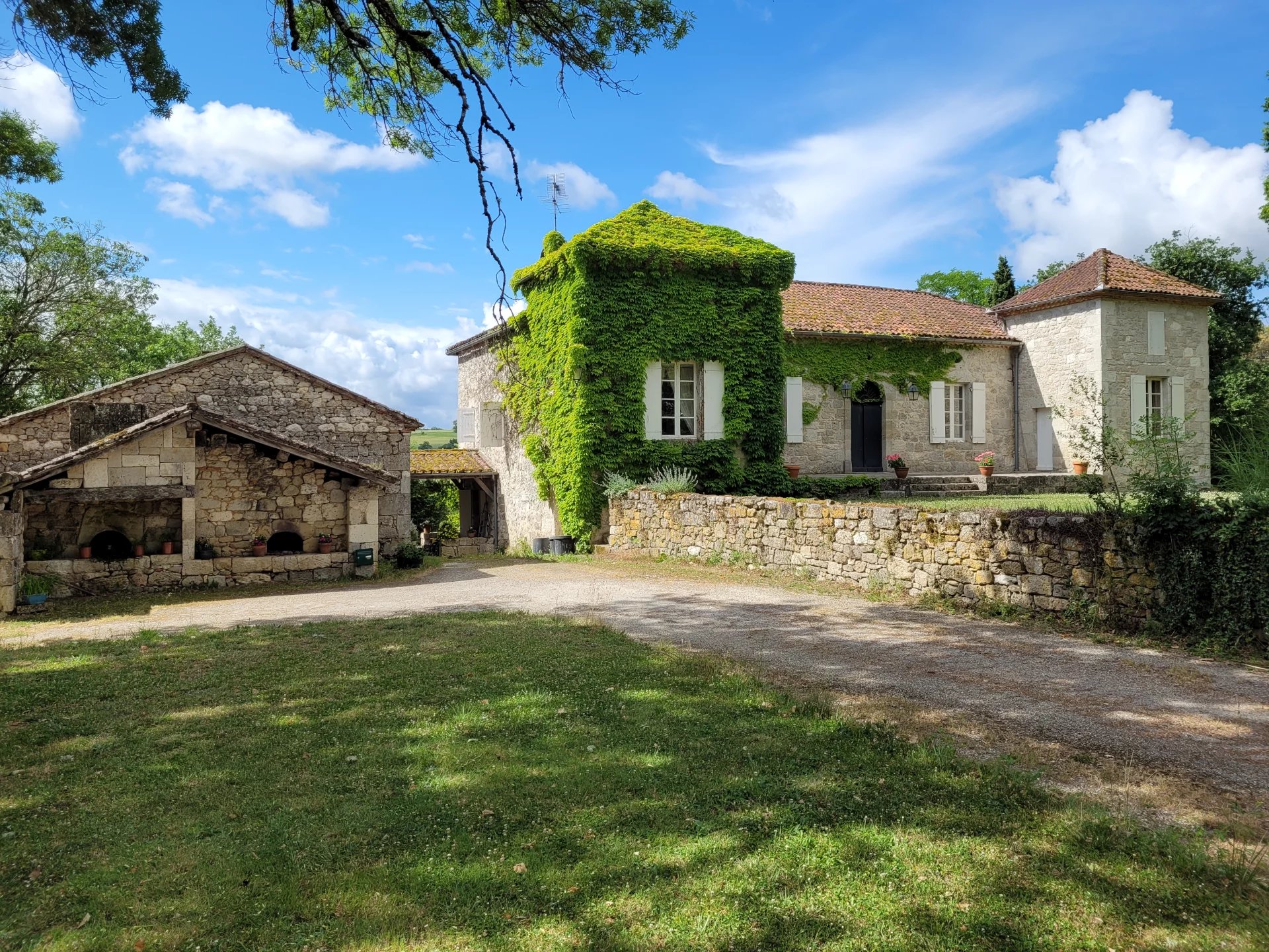Lovely maison de maître property with swimming pool