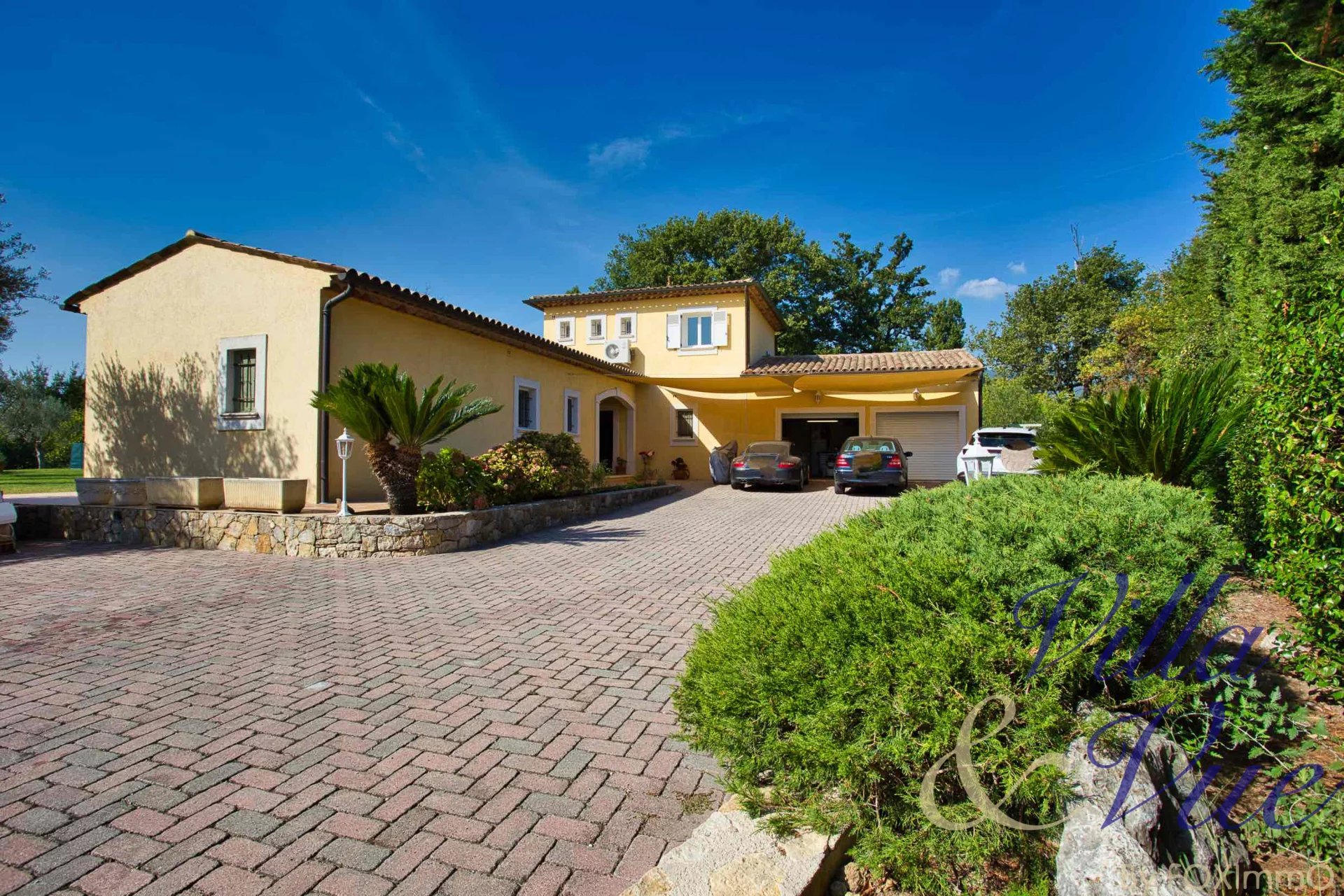 For sale beautiful villa in absolute calm with swimming pool, open view and double garage