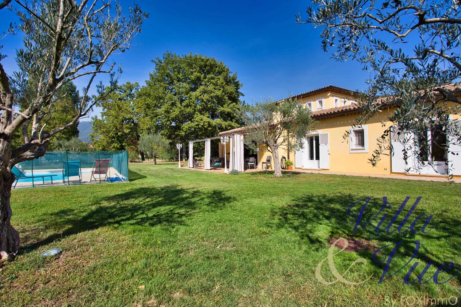 For sale beautiful villa in absolute calm with swimming pool, open view and double garage
