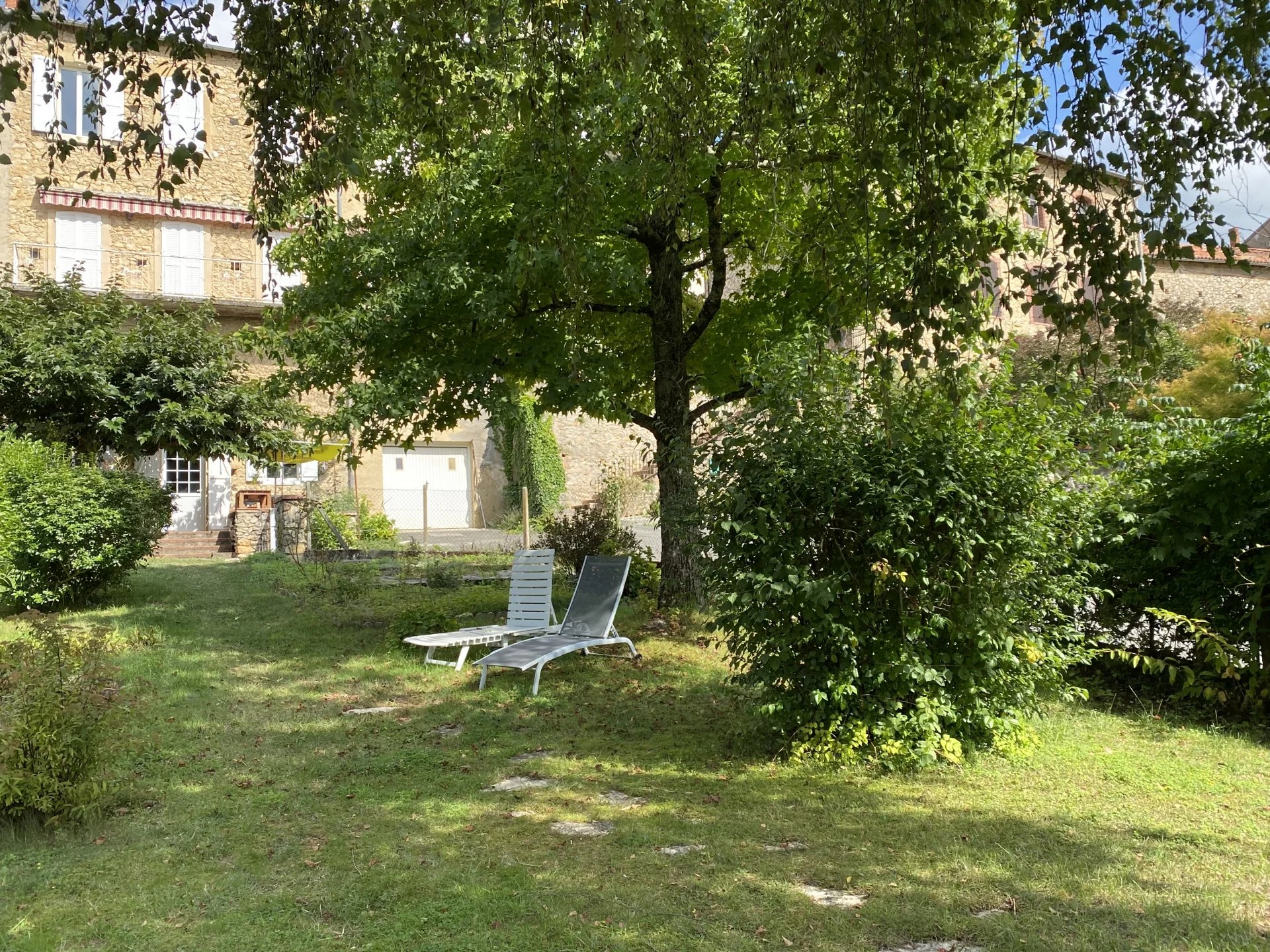 Aurignac centre, Vue Pyrénées, grande maison de ville avec jardin