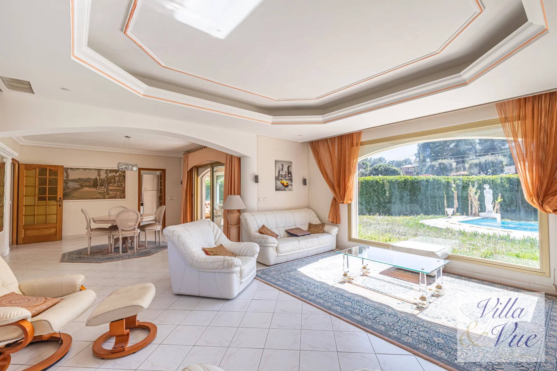 Neo-provençal villa, in absolute calm, close to the centre, magnificent flat land