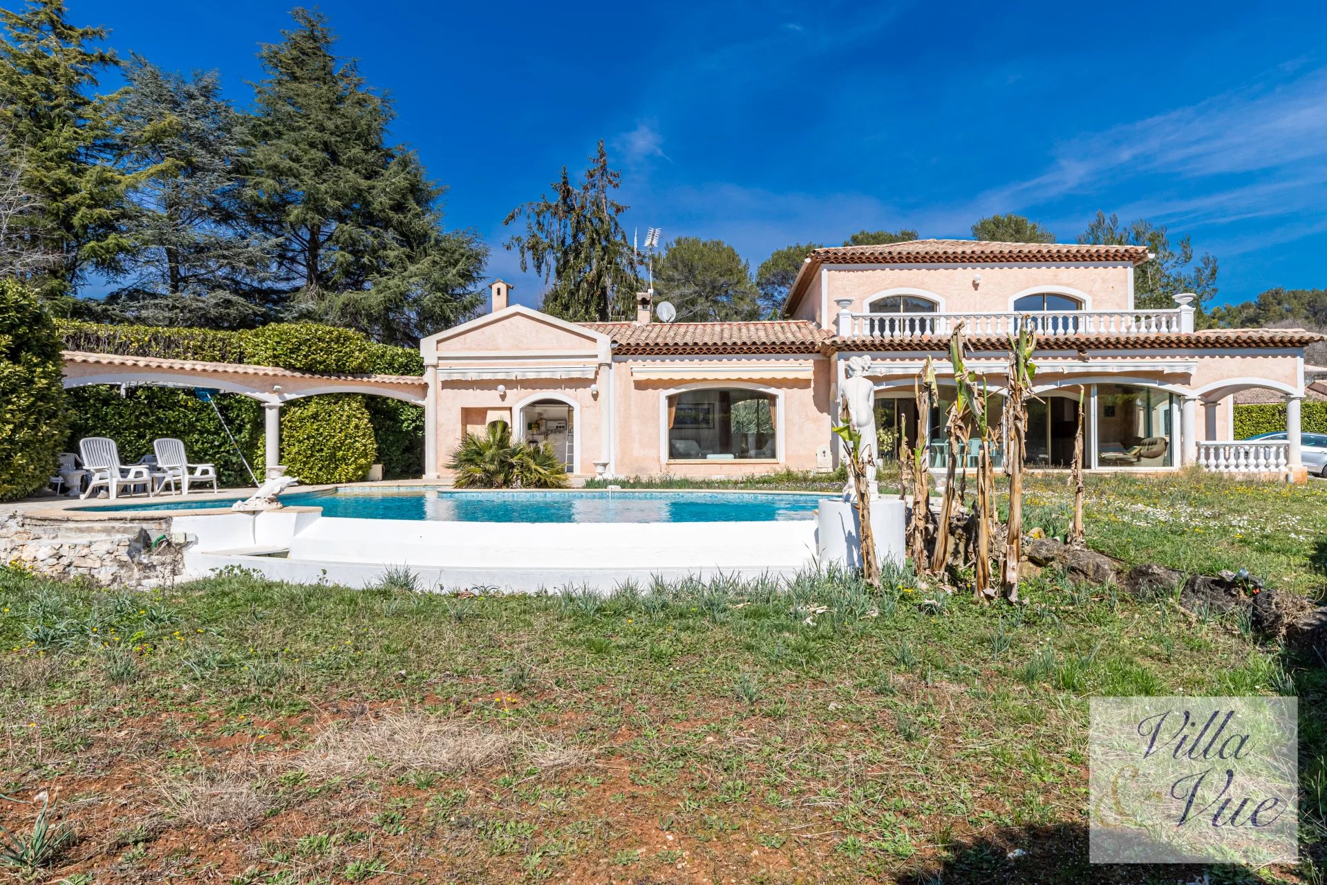 Neo-provençal villa, in absolute calm, close to the centre, magnificent flat land