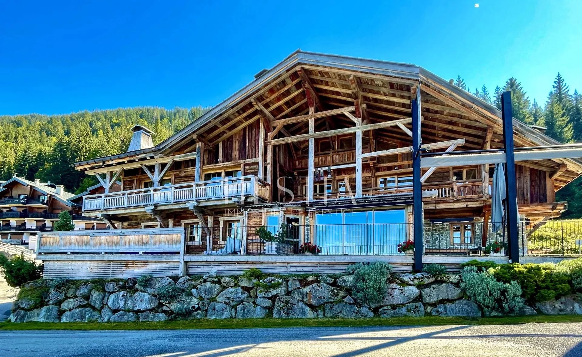 Hôtel de charme et restaurant au pied des pistes de ski du Grand Massif