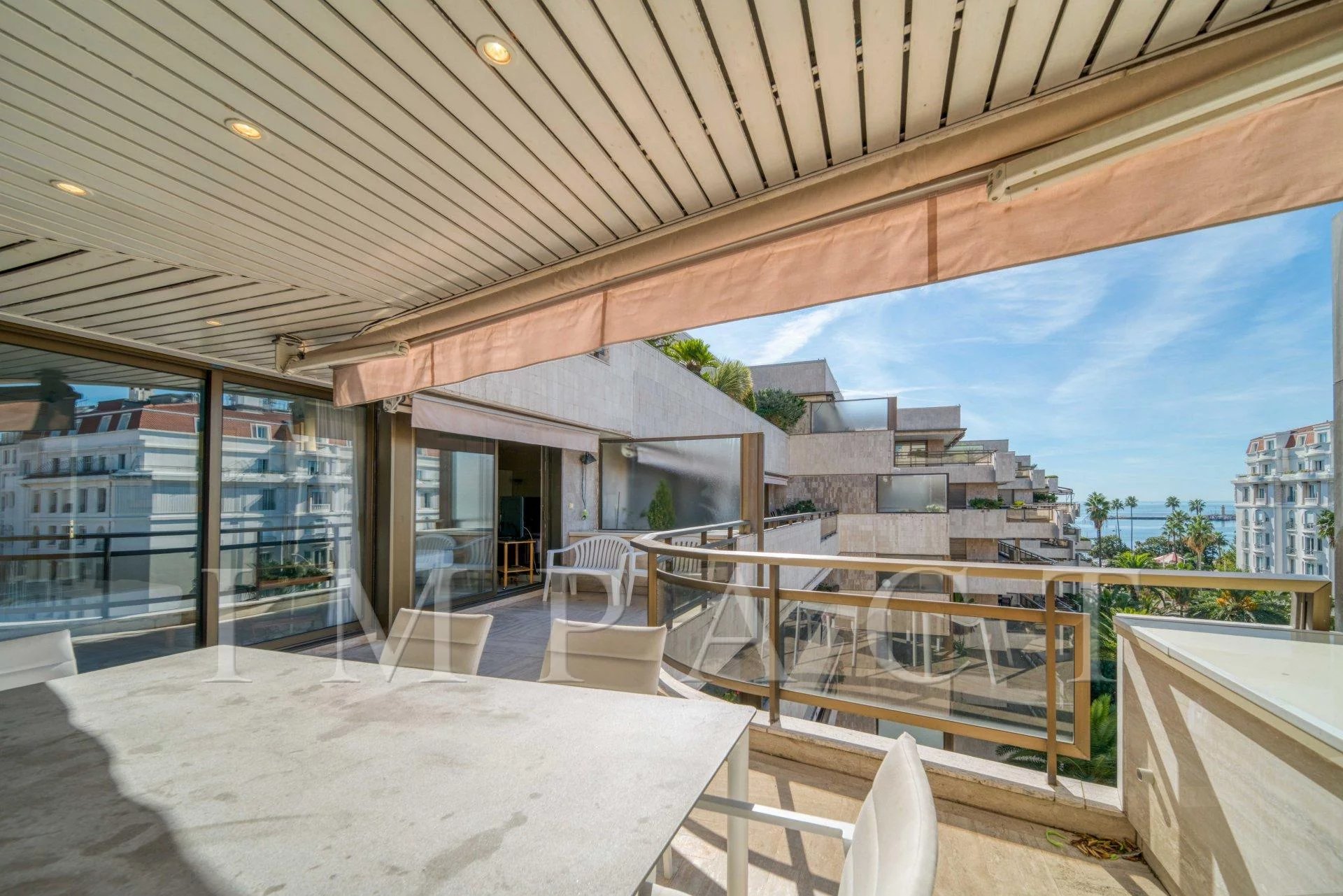 Location Cannes, Appartement doté d'une spacieuse terrasse 