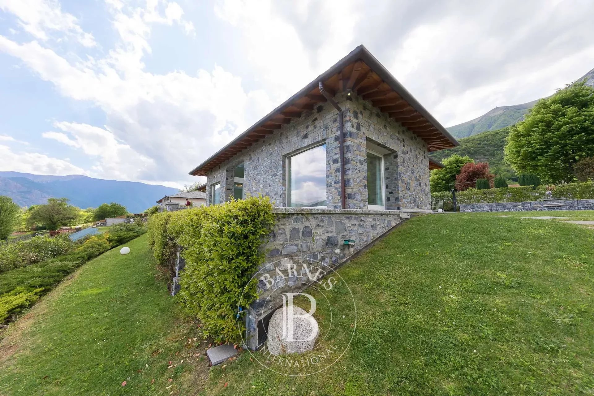 VILLA DE LUXE AVEC VUE SUR LE LAC ET PISCINE PRIVÉE