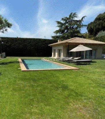 Maison spectaculaire et sophistiquée avec piscine sur un terrain de 4 hectares