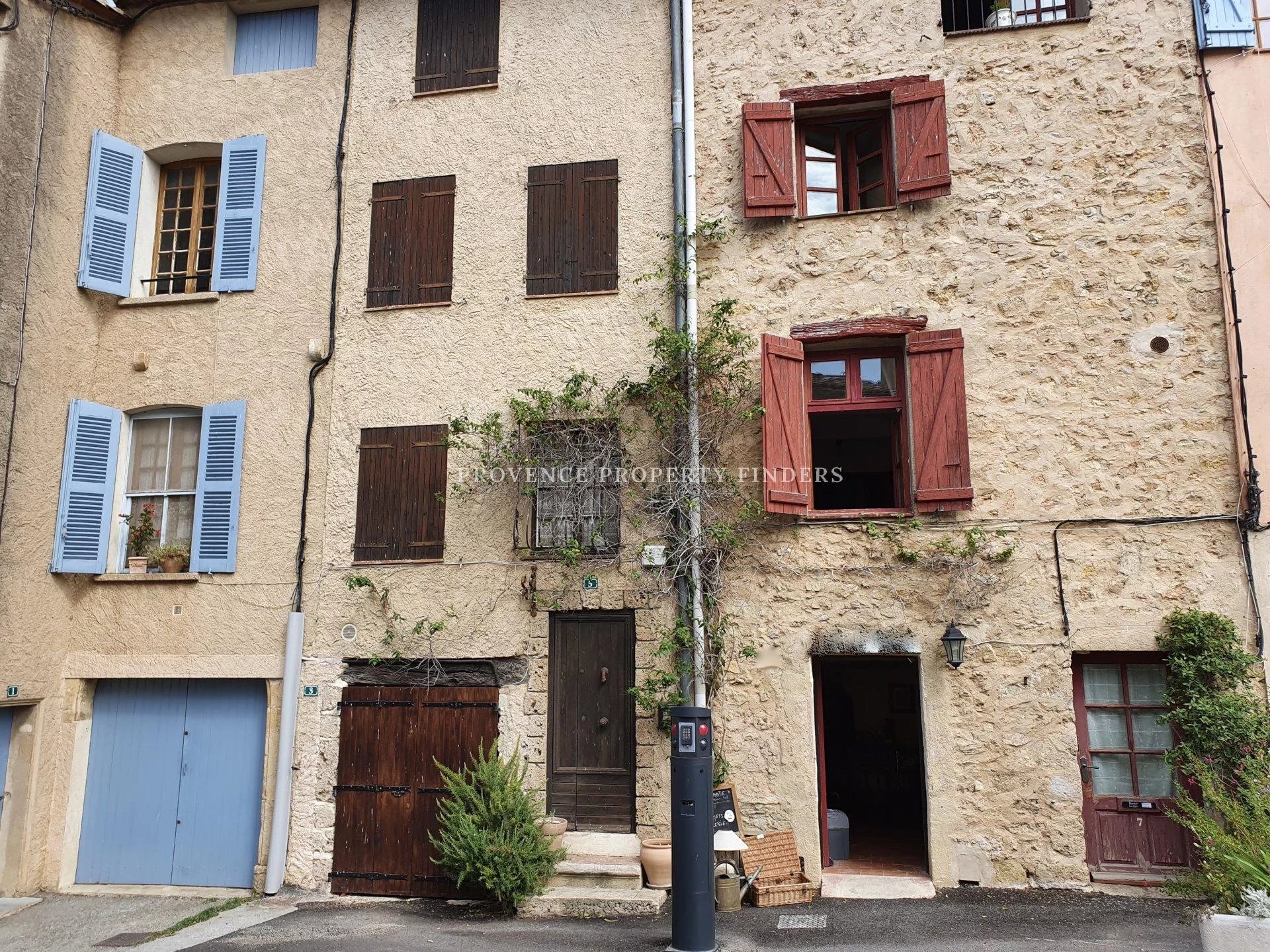 Village house for sale in the heart of Tourtour village.