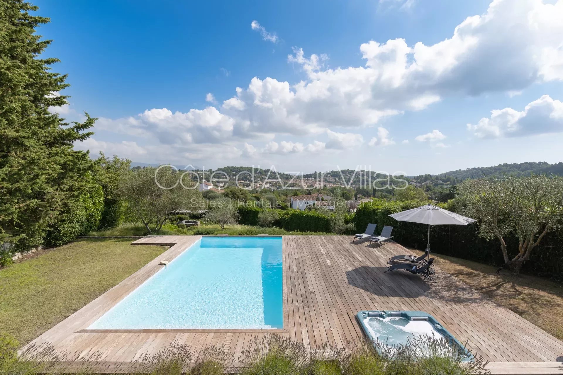 Splendid contemporary villa with panoramic views over the mountains and the village