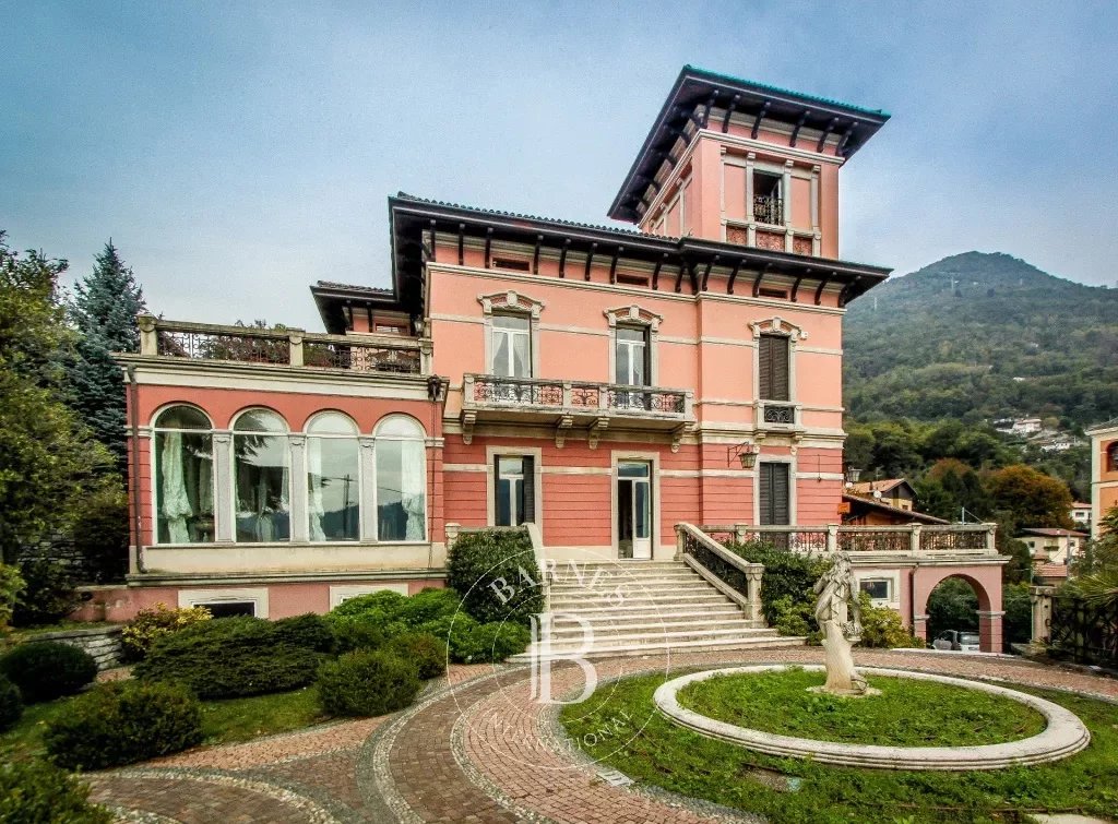 Villa avec tour à Cernobbio