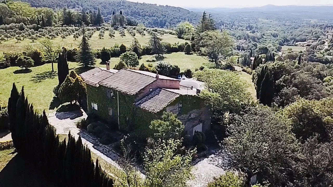 Property on 1,3 ha, beautiful view, pool, garage in Cotignac