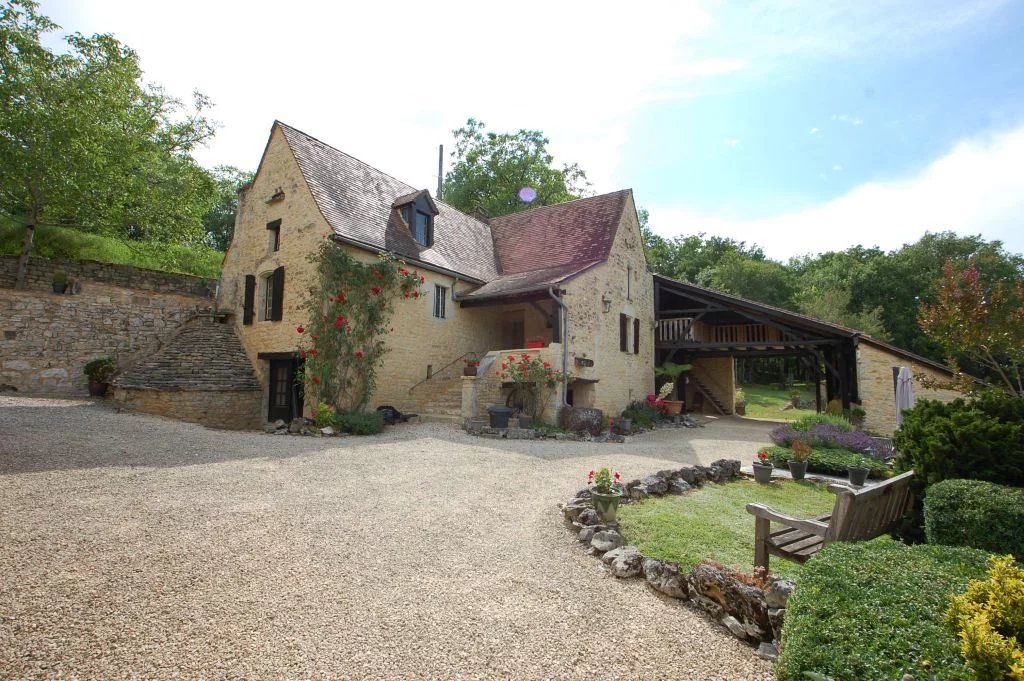 DORDOGNE - Property with outbuildings and pool on ca 2.900 m2 with views
