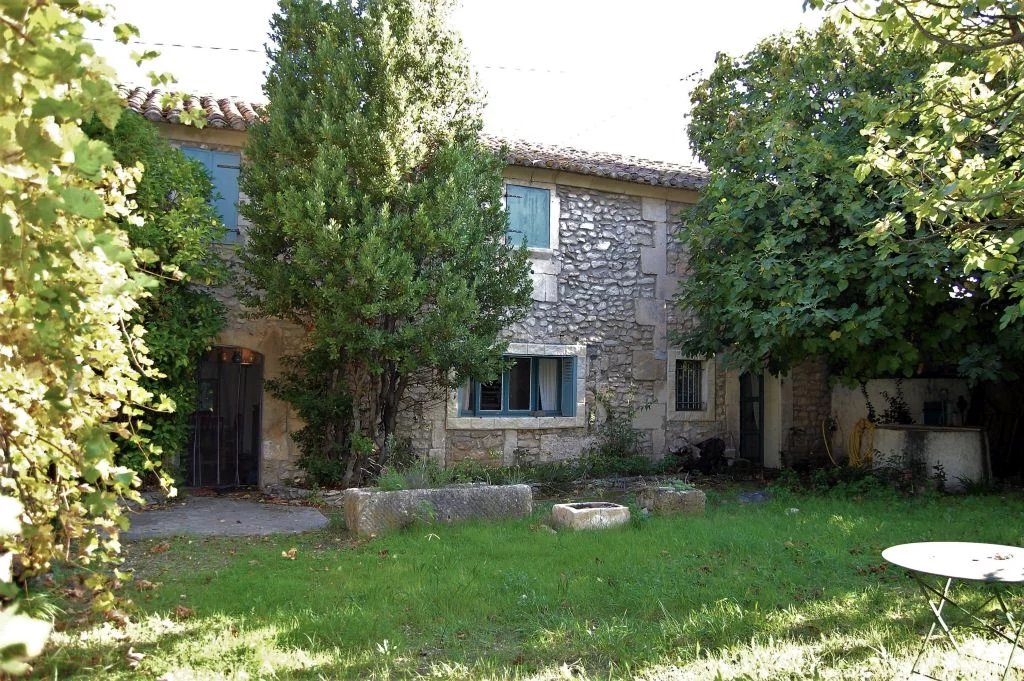BOUCHE-DU-RHONE - Old house to redecorate on 3.100 m2