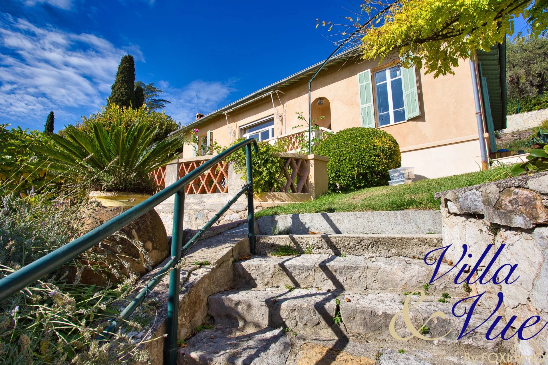 On the French Riviera, villa with sea view, swimming pool, easy access, near the centre, garage