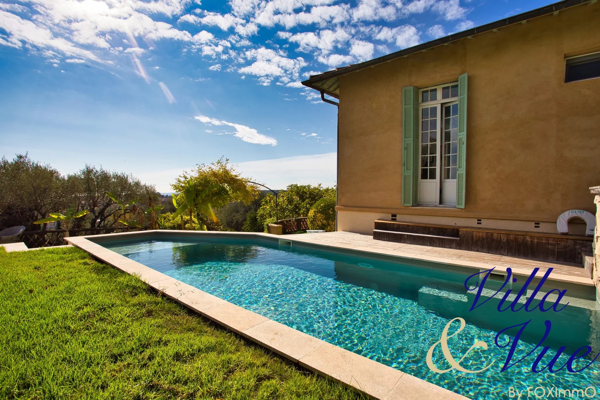 Sur la Côte d'Azur, villa vue mer, piscine, accès facile, proche du centre, garage