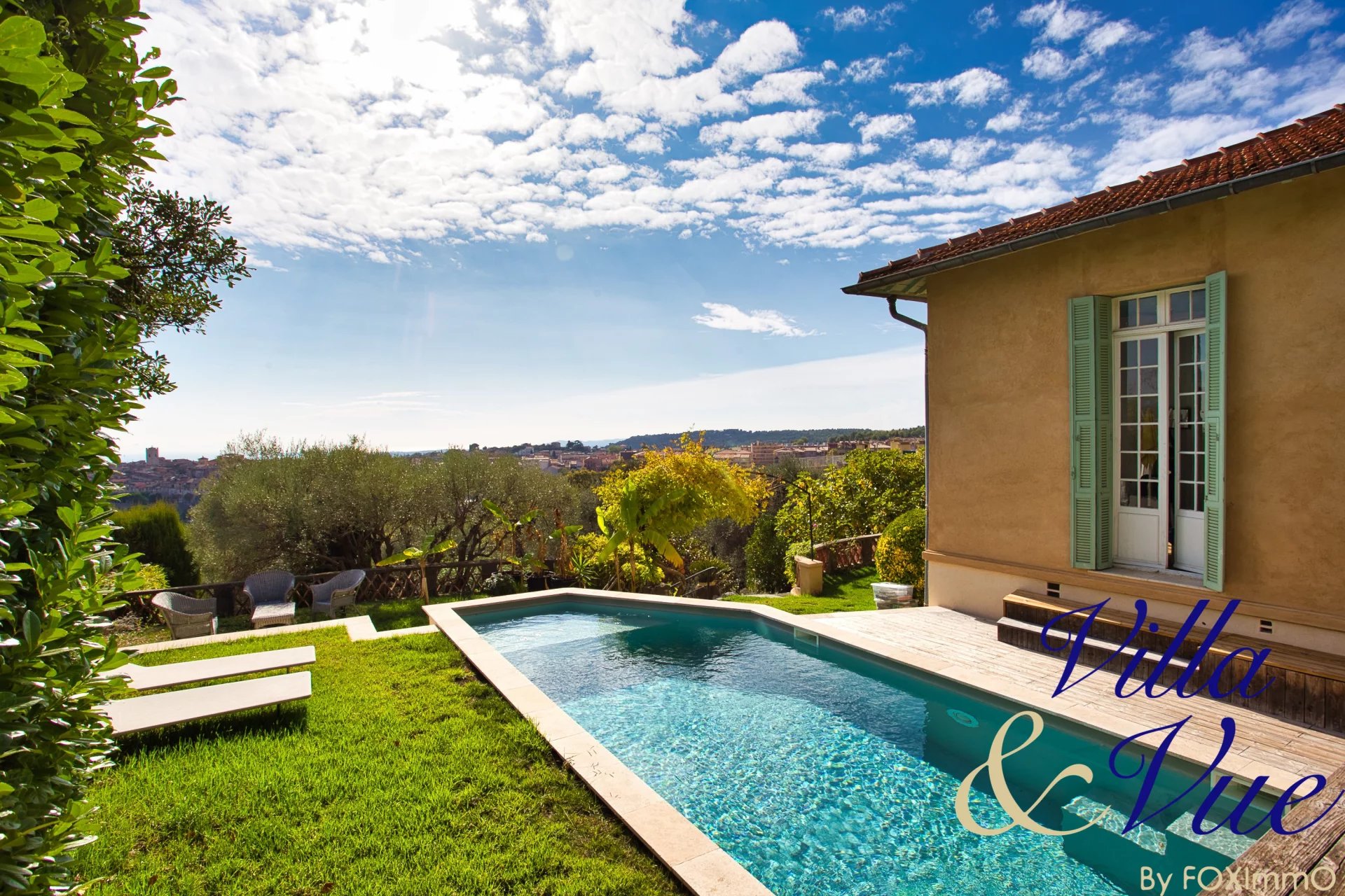 Sur la Côte d'Azur, villa vue mer, piscine, accès facile, proche du centre, garage