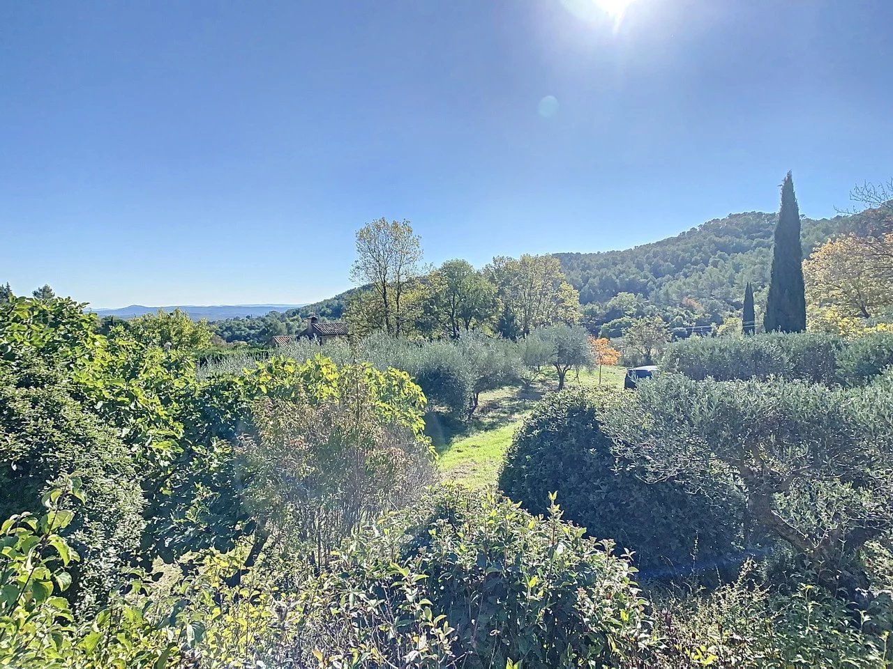 Villa au calme avec belle vue, à pied de Cotignac