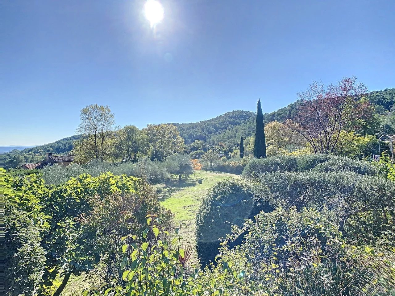 Villa au calme avec belle vue, à pied de Cotignac