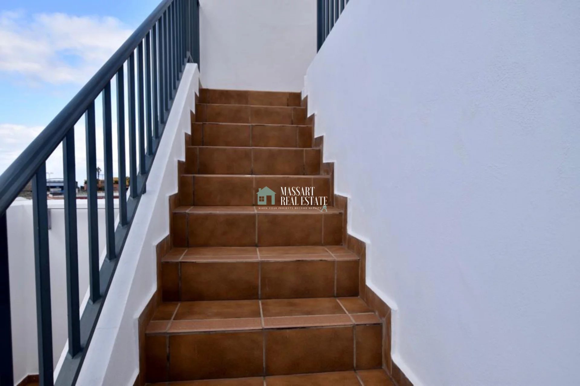 Bright 180 m2 semi-detached house on three floors located in the north of the island, in Icod de los Vinos.