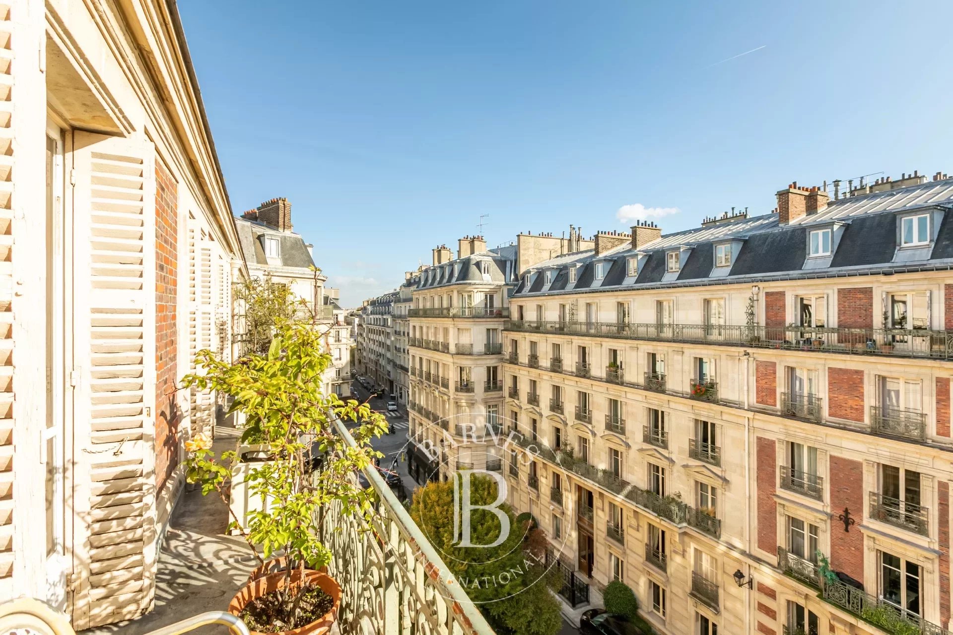 Paris 8è Faubourg Saint-Honoré / Hoche - appartement au dernier étage avec balcons filants - 4 chambres et parking - Des studios en option au 6e étage