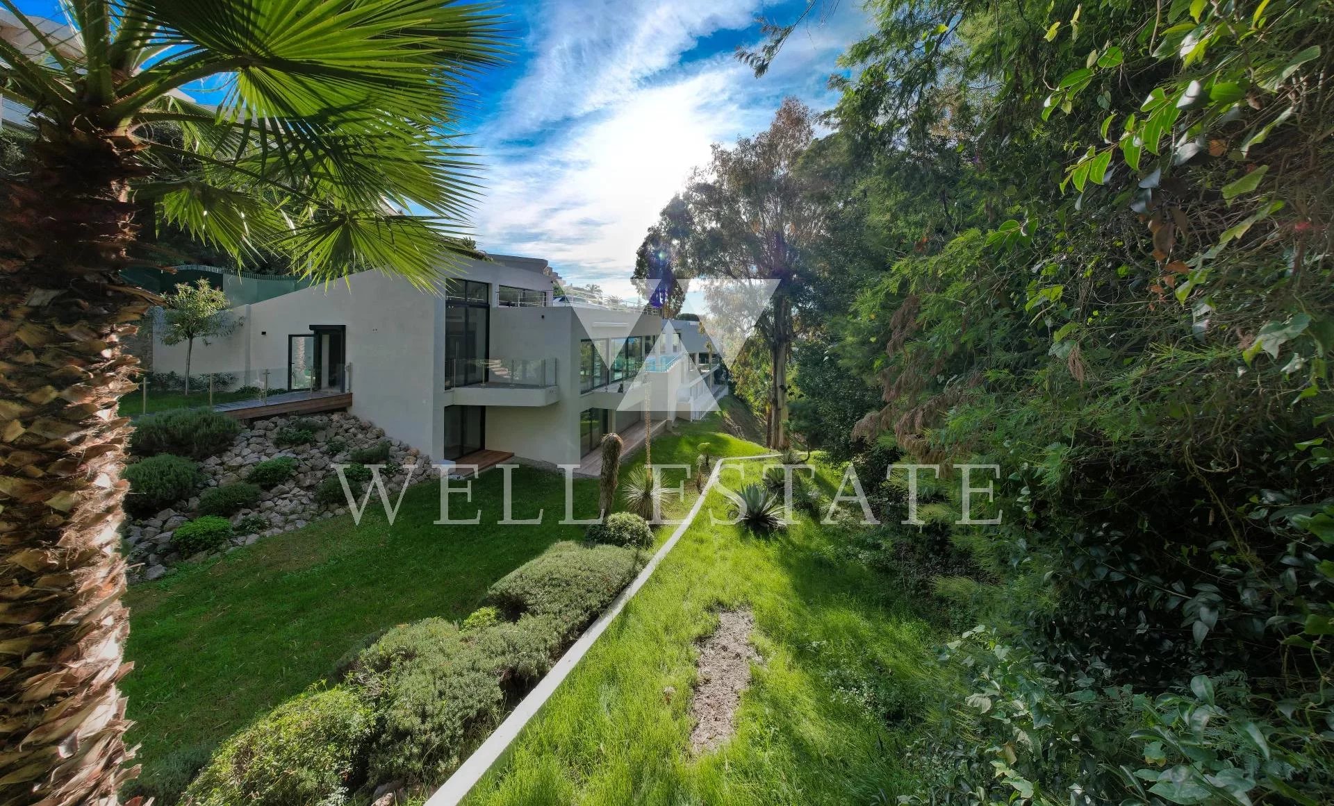 CANNES STYLISH  500M2 CONTEMPORARY VILLA WITH 6 BEDROOMS AND HEATED INFINITY POOL