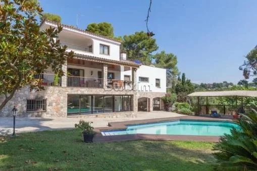 Villa exclusive avec piscine dans un emplacement privilégié près de Barcelone