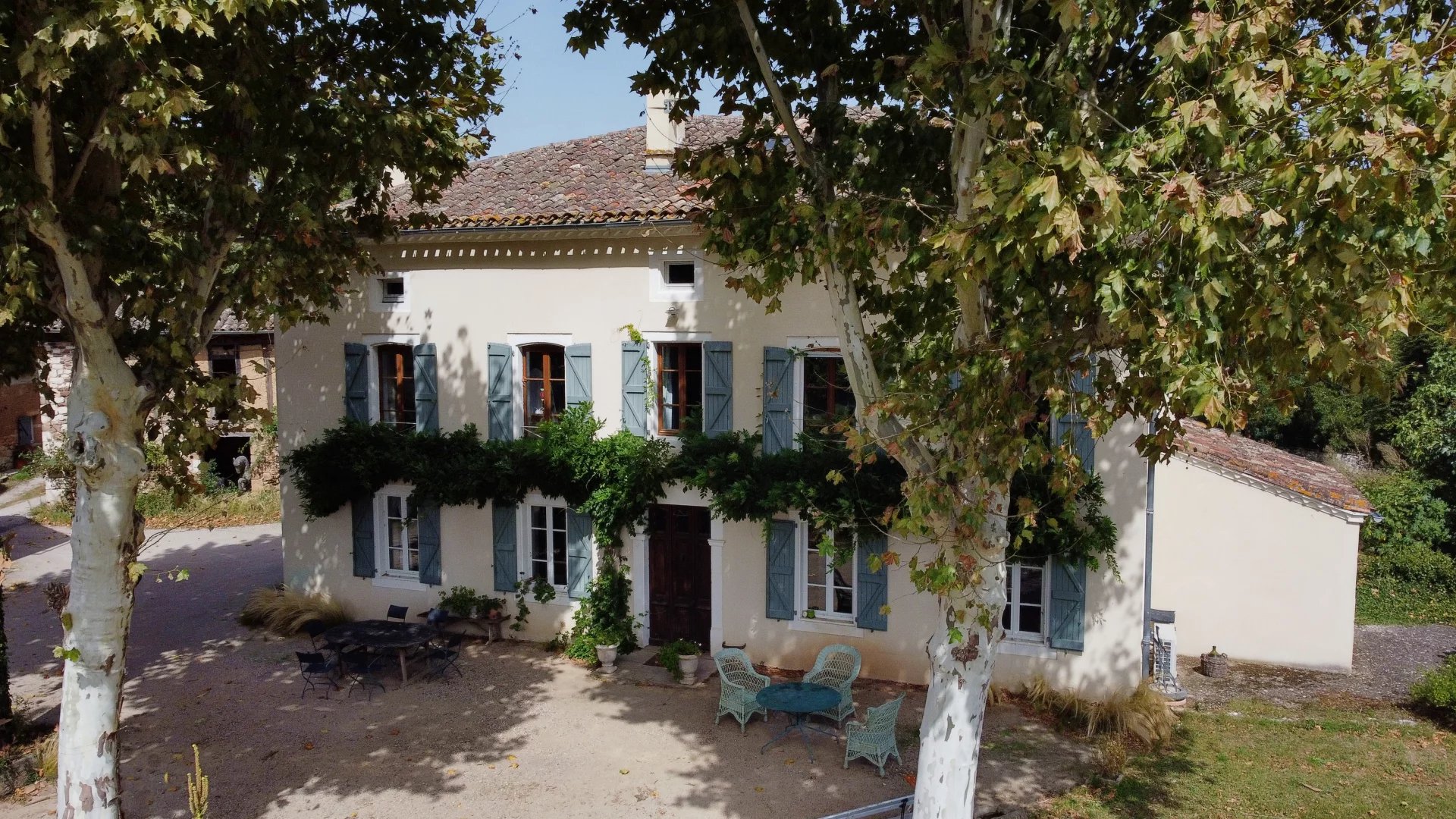 Beautiful Maison de Maître, guesthouse, outbuildings and 7 ha of land