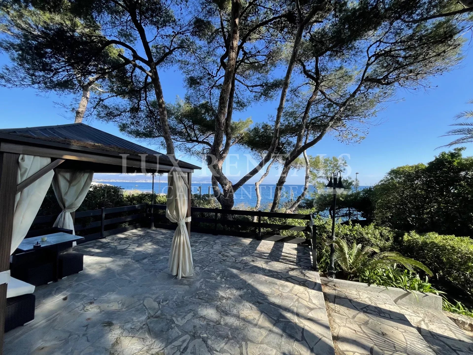 Seasonal rental Villa - Antibes Cap-d'Antibes