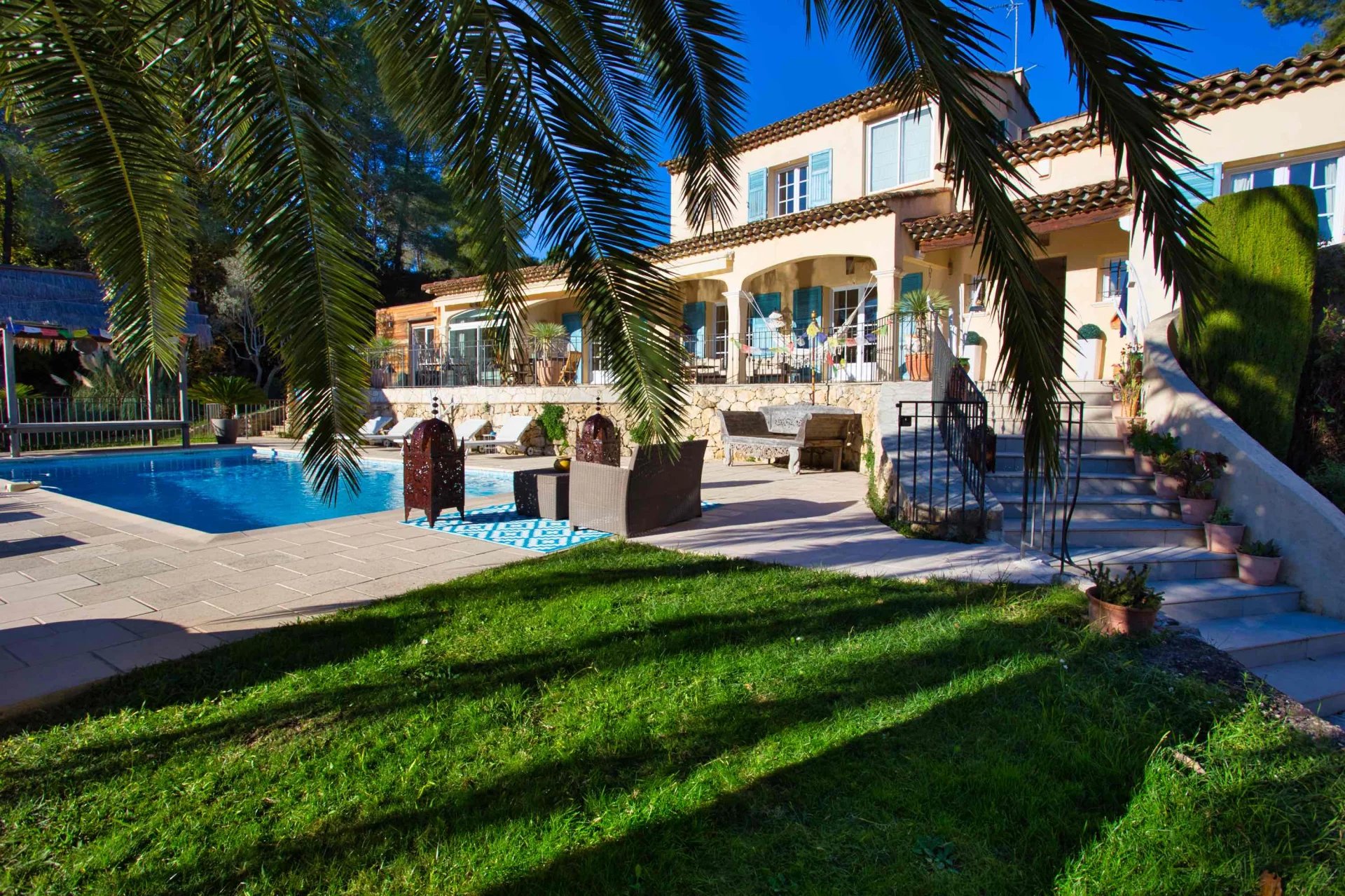 A vendre villa familiale 8P 6 chbres 270 m2 avec piscine au calme absolu