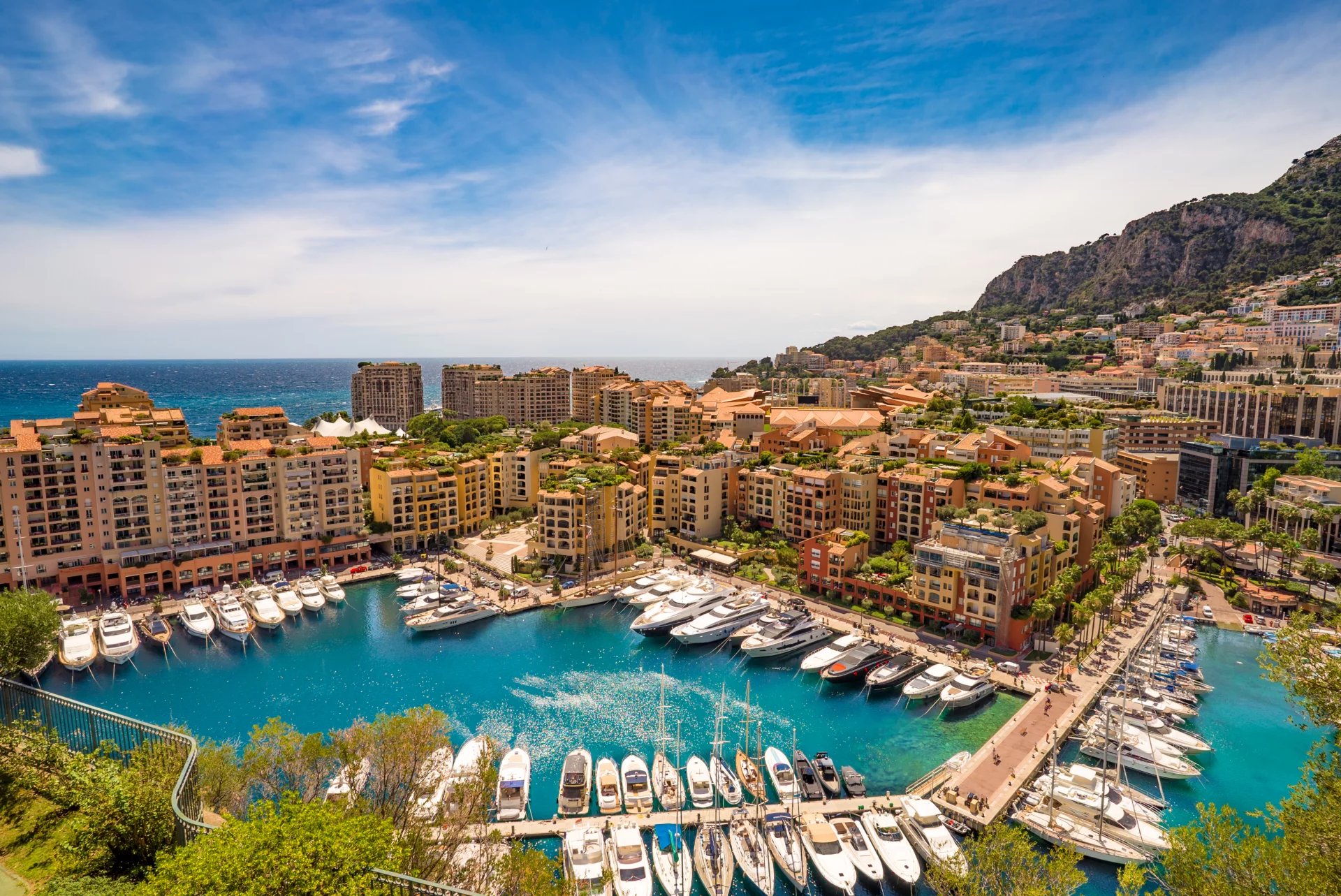 Rare bien, dans un des immeubles le plus préstigieux de Monaco et avec des vues panoramiques sur la Méditerranée
