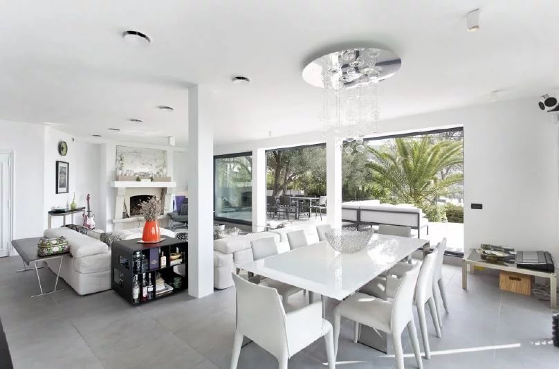 MODERN VILLA TO RENT IN CANNES